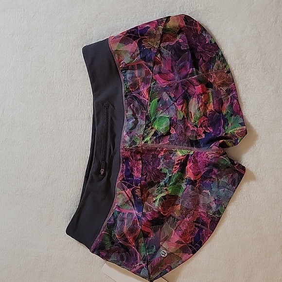 LULULEMON 2'5" LINED SHORT SIZE 8 - Picture 8 of 13